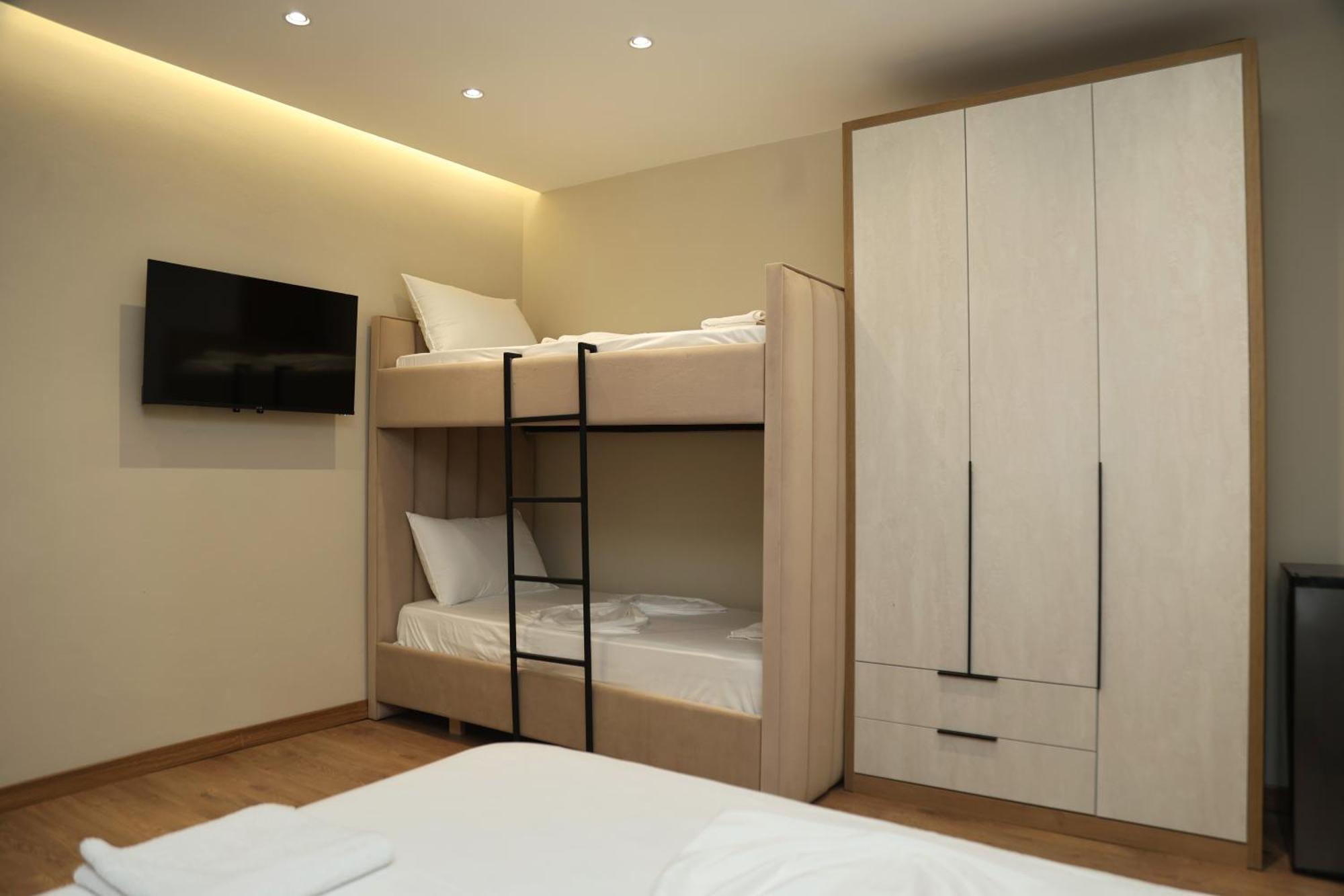 Kalpazo Tommy Durres Hotel Bisht Kamez