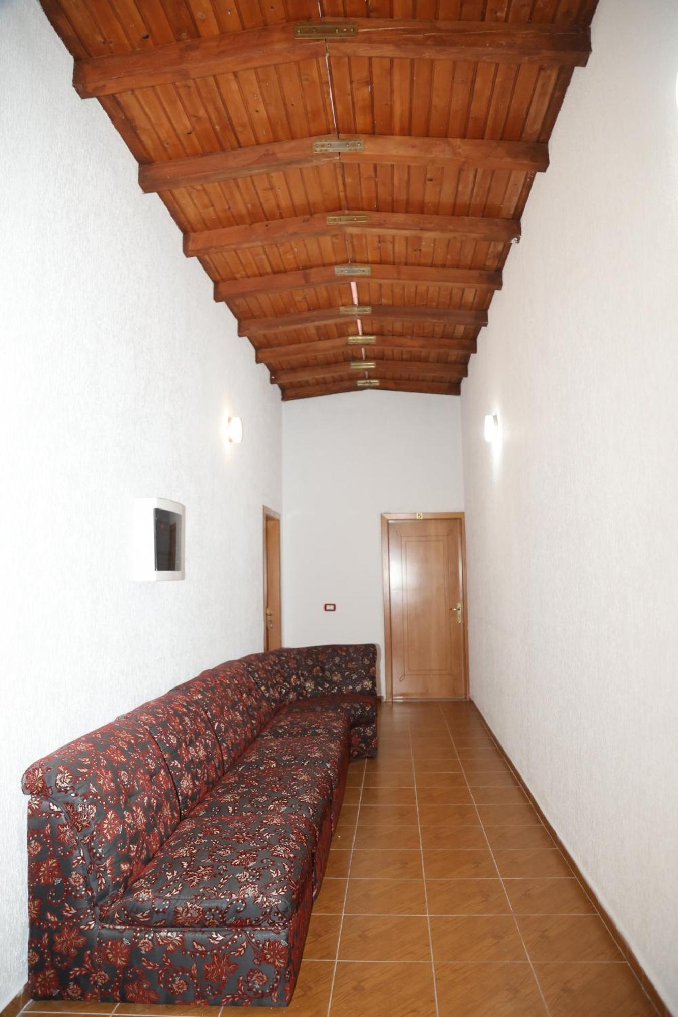 Kalpazo Tommy Durres Hotel Bisht Kamez